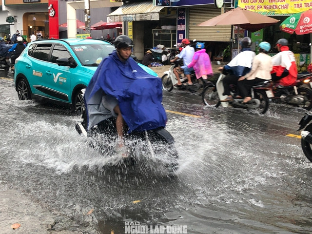 Loạt ảnh đường phố TP HCM mênh mông nước sau trận mưa lớn chiều nay- Ảnh 6.