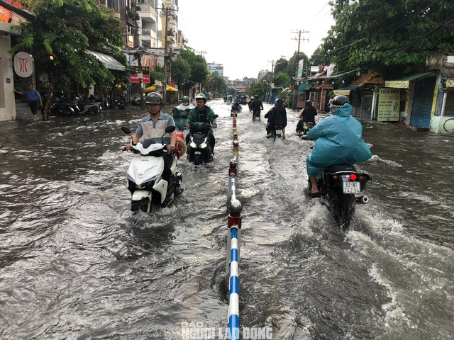 Loạt ảnh đường phố TP HCM mênh mông nước sau trận mưa lớn chiều nay- Ảnh 16.