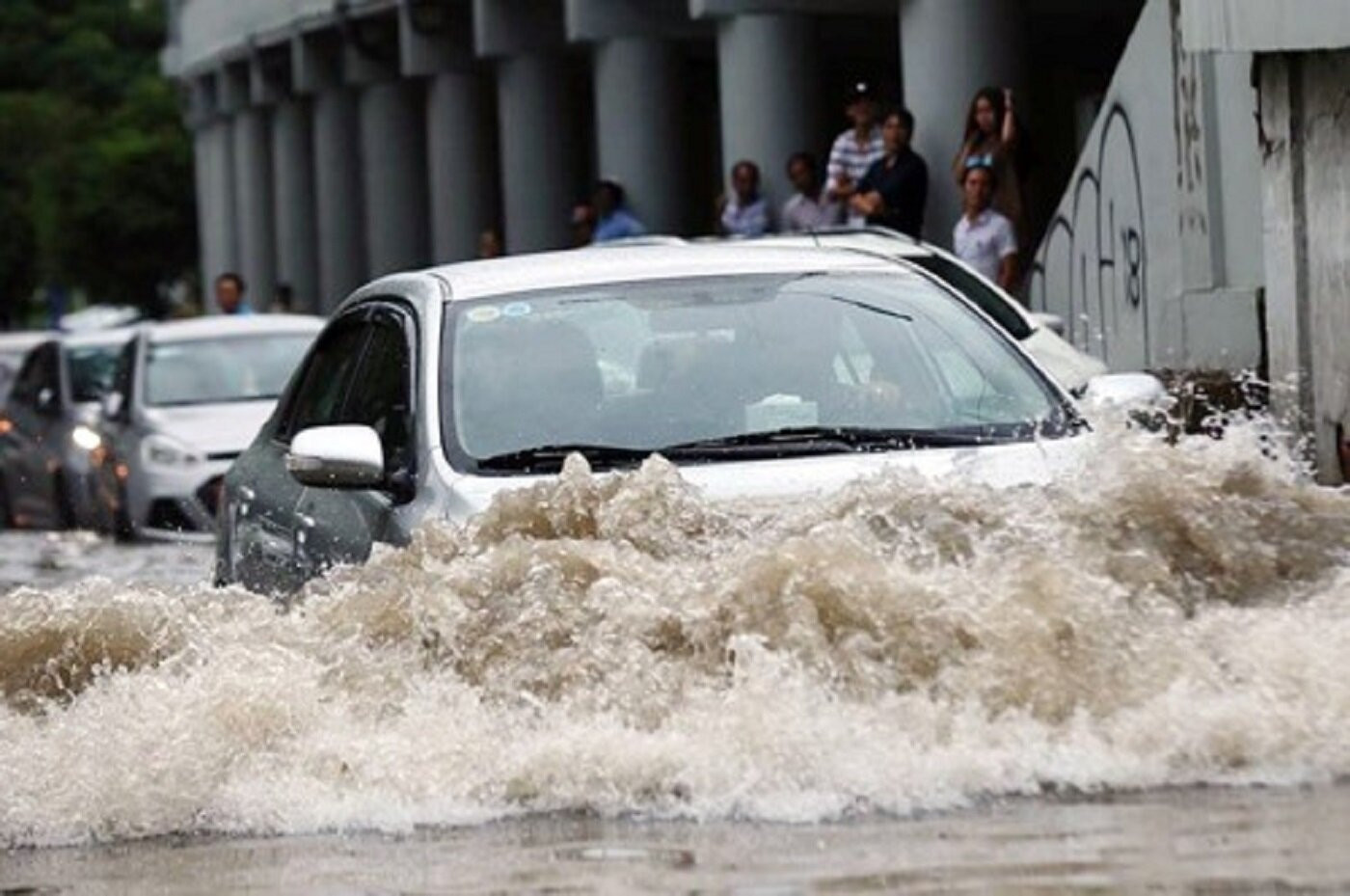 Khi lội nước, hãy chú ý đến tốc độ và rà nhẹ chân ga, tuyệt đối không tăng tốc đột ngột, kể cả khi thoát khỏi vùng ngập. (Ảnh minh họa).