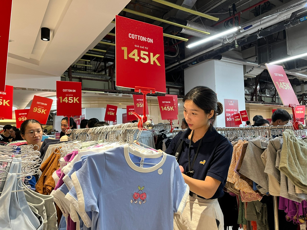 TP HCM khai mạc siêu sale hàng hiệu, quần jean Calvin Klein giá 1,2 triệu, giày Nike chưa tới 1 triệu đồng...- Ảnh 1.