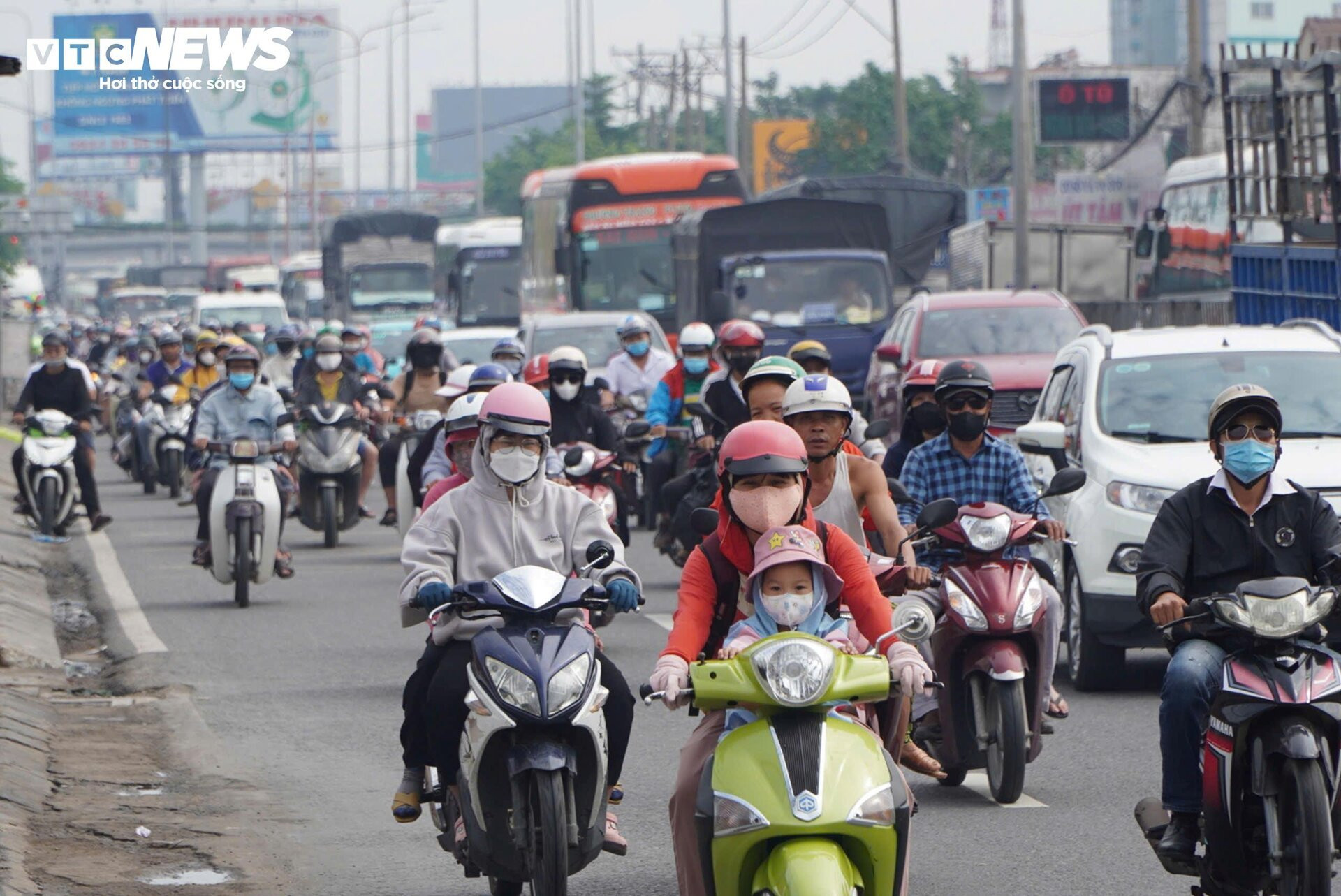 TP.HCM: Cửa ngõ miền Tây, đường dẫn lên cao tốc ùn ứ ngày đầu nghỉ lễ 2/9 - 1