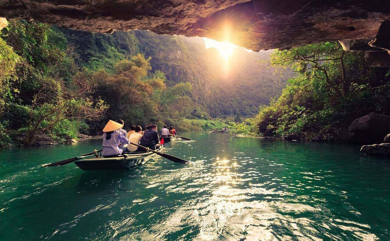 Khách đi du lịch Tràng An, Ninh Bình. (Ảnh minh họa)