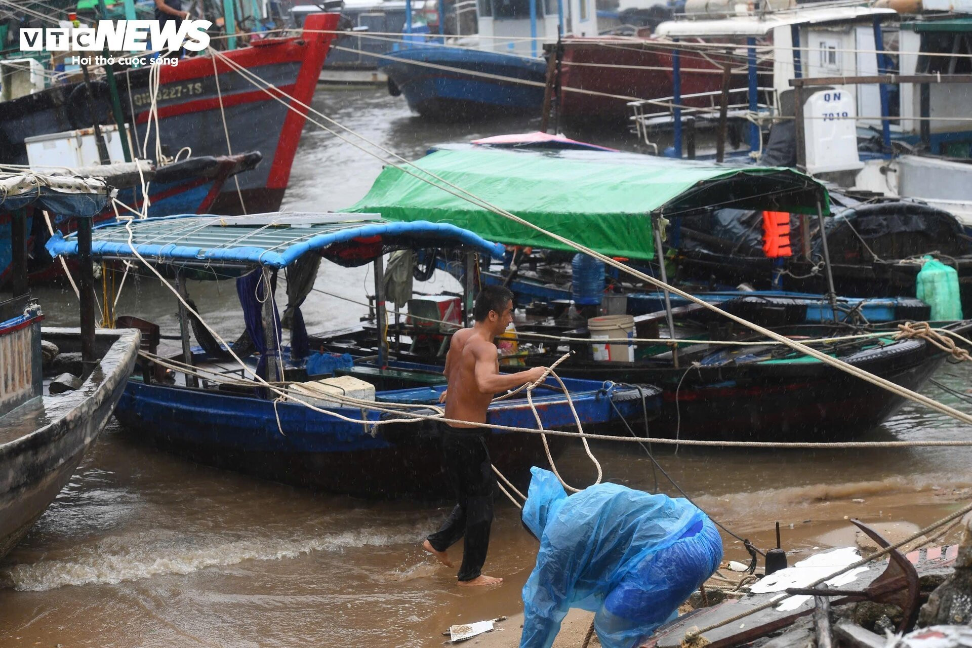 Bão Yagi nhấm chìm thuyền bè, ngư dân đau lòng nhìn tài sản trôi theo sóng dữ - 6