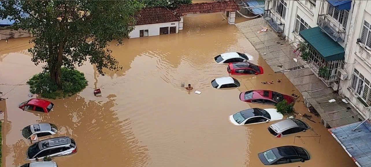 Cư dân Thái Nguyên chèo sup tự cứu nhau, mời người lạ tới nhà tránh lũ - 2