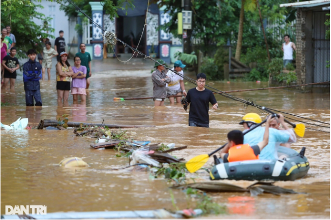 Người dân TPHCM tập kết áo phao, lương khô đi bay ra Bắc cứu trợ vùng lũ - 3