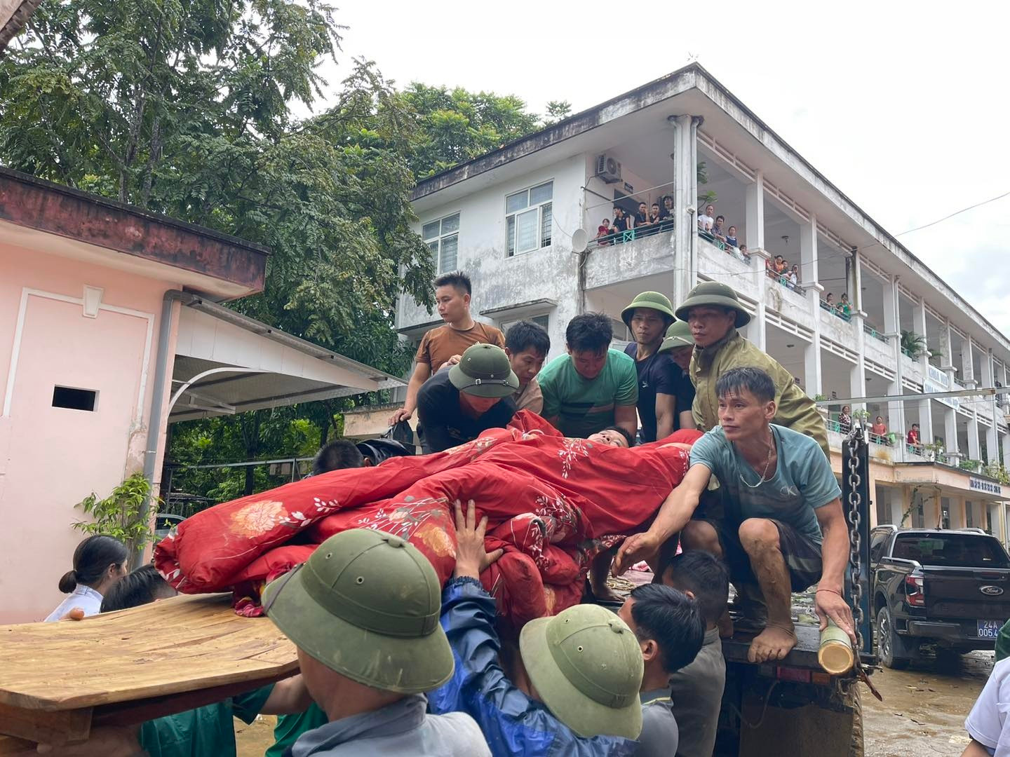 Vụ sạt lở đất kinh hoàng ở Lào Cai: Nhiều người được đưa đến bệnh viện - 3