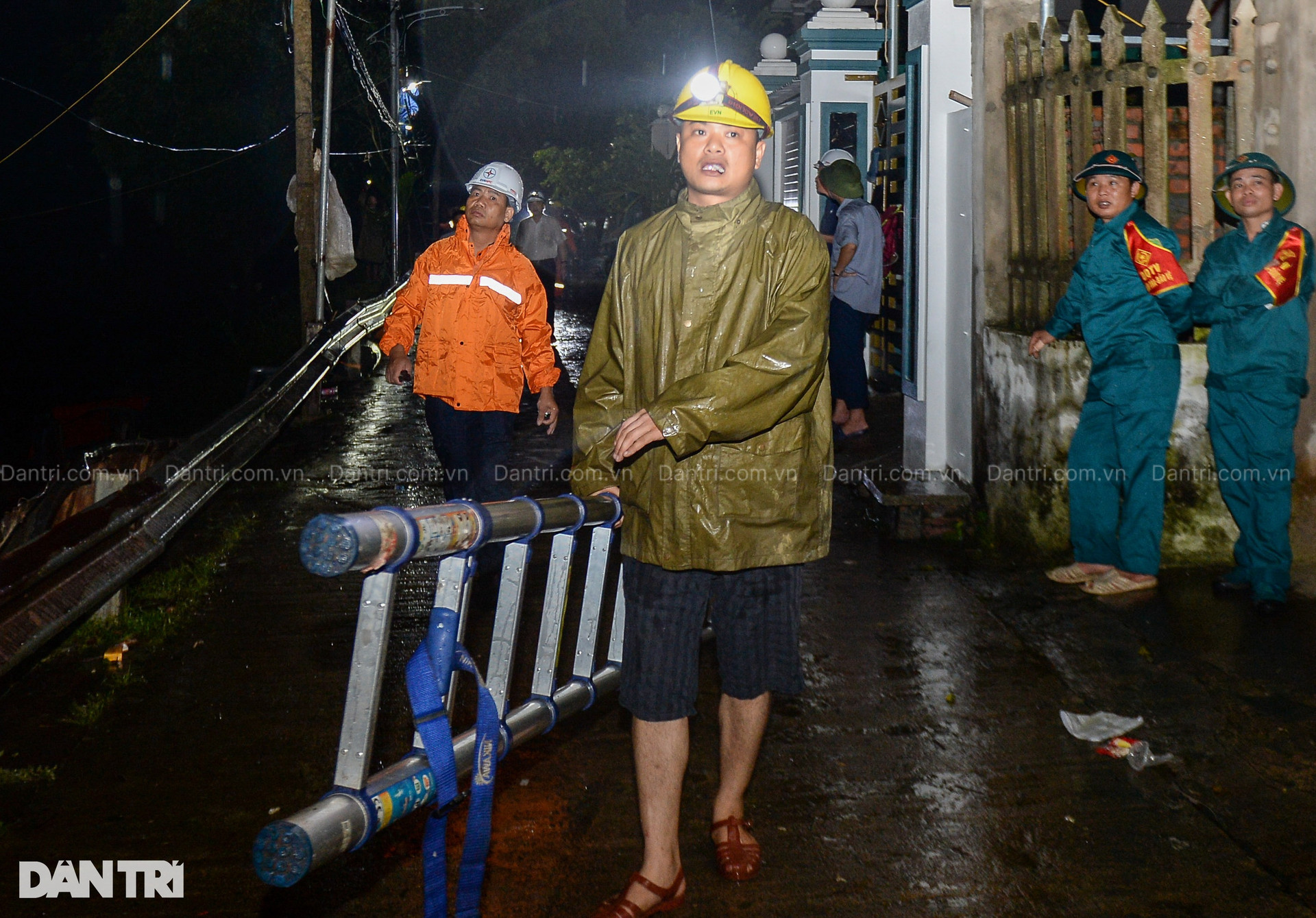 Đêm trắng lên phương án lắp cầu phao thay thế tạm thời cầu Phong Châu - 10