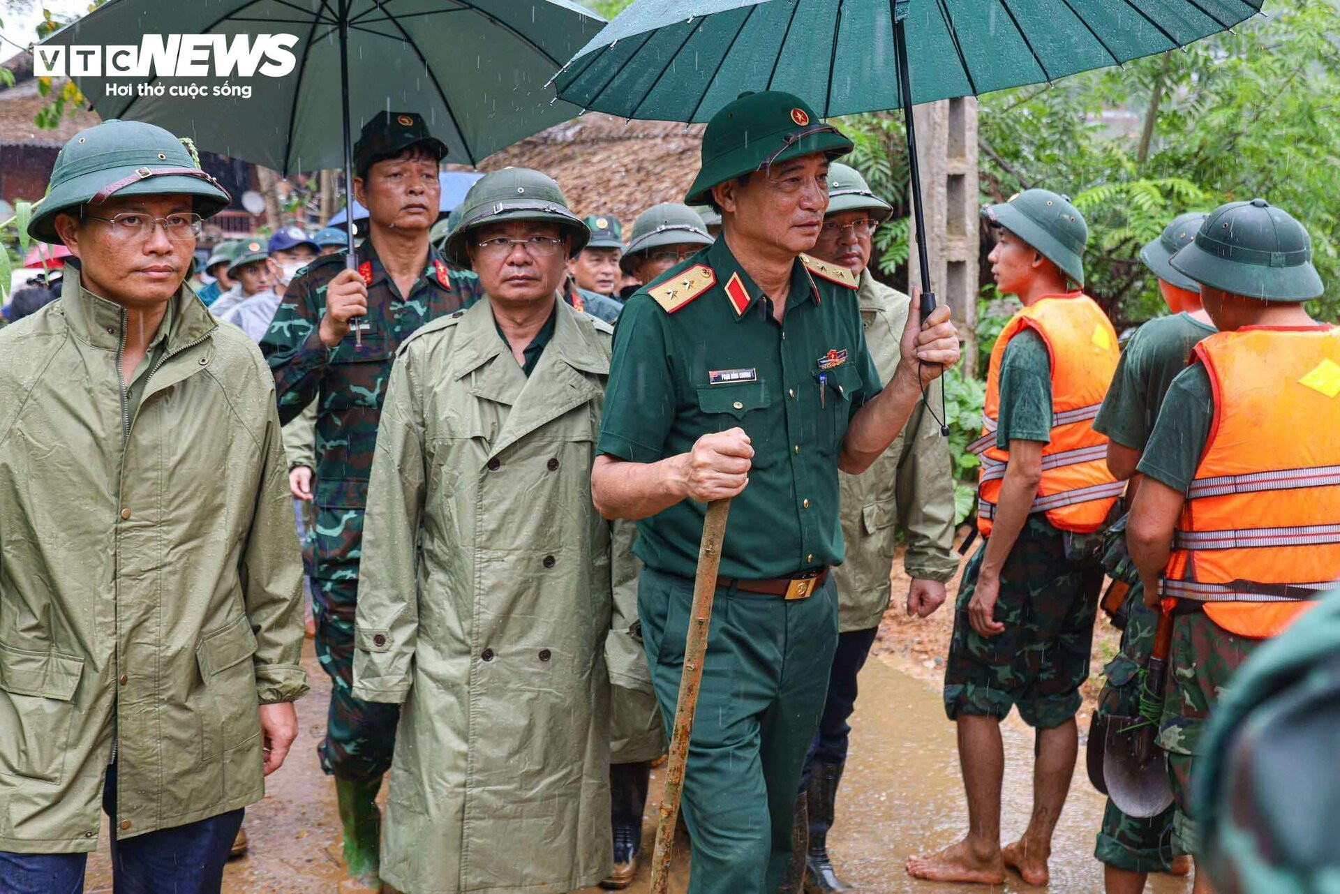 Tiếng khóc xé lòng tại nơi xảy ra lũ quét cả bản làng ở Lào Cai  - 12