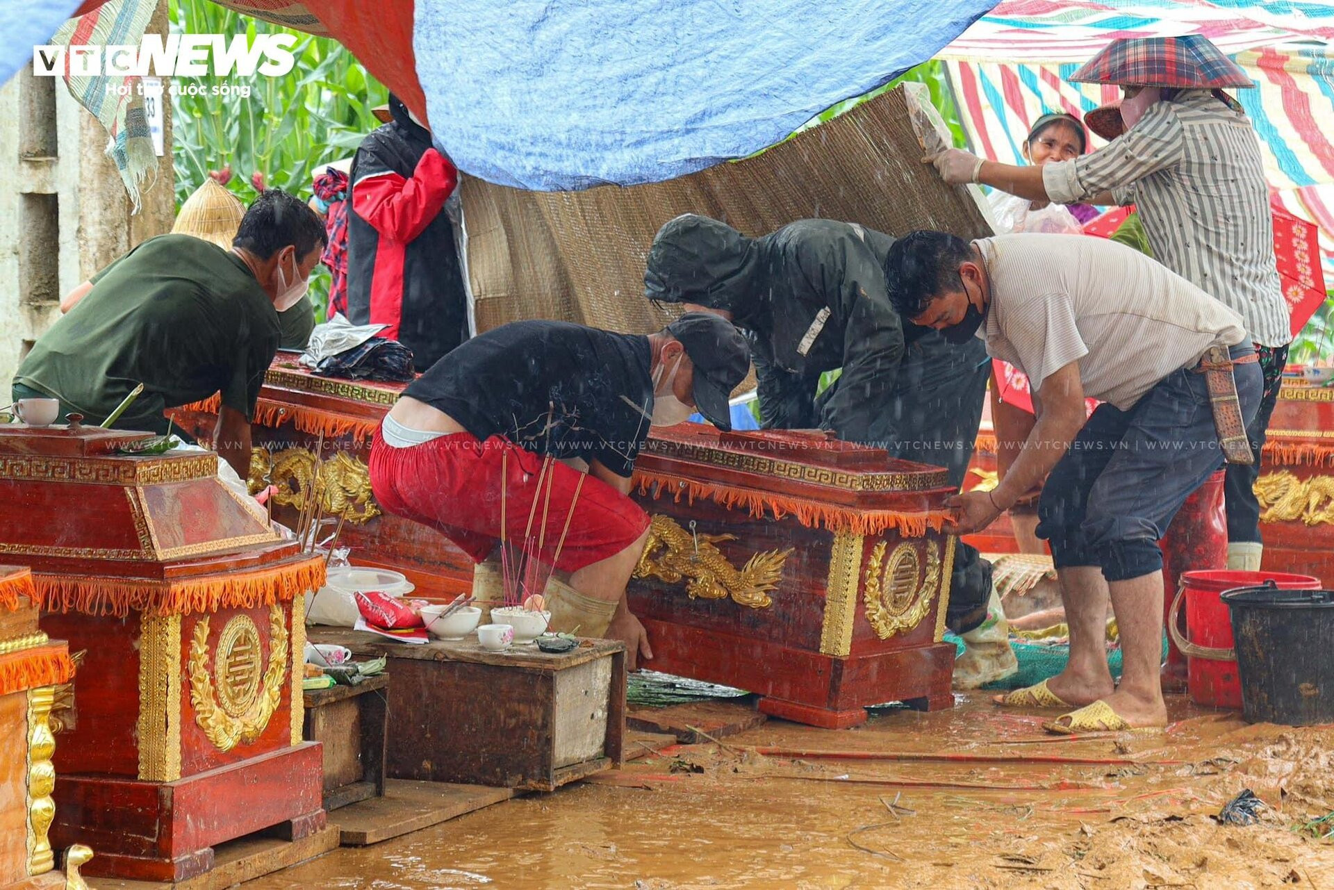 Tiếng khóc xé lòng tại nơi xảy ra lũ quét cả bản làng ở Lào Cai  - 7