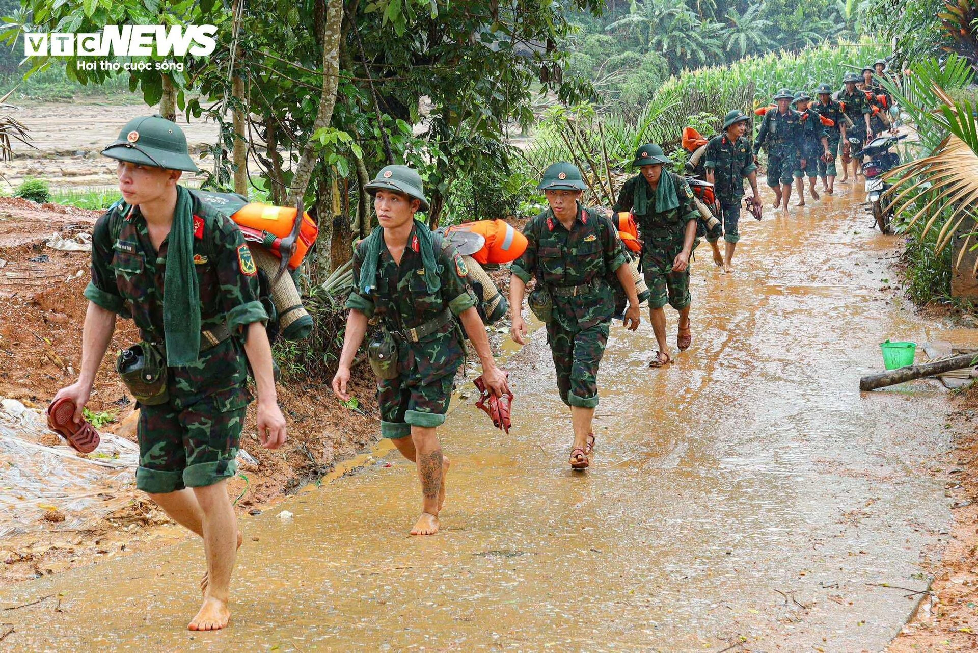 Tiếng khóc xé lòng tại nơi xảy ra lũ quét cả bản làng ở Lào Cai  - 9