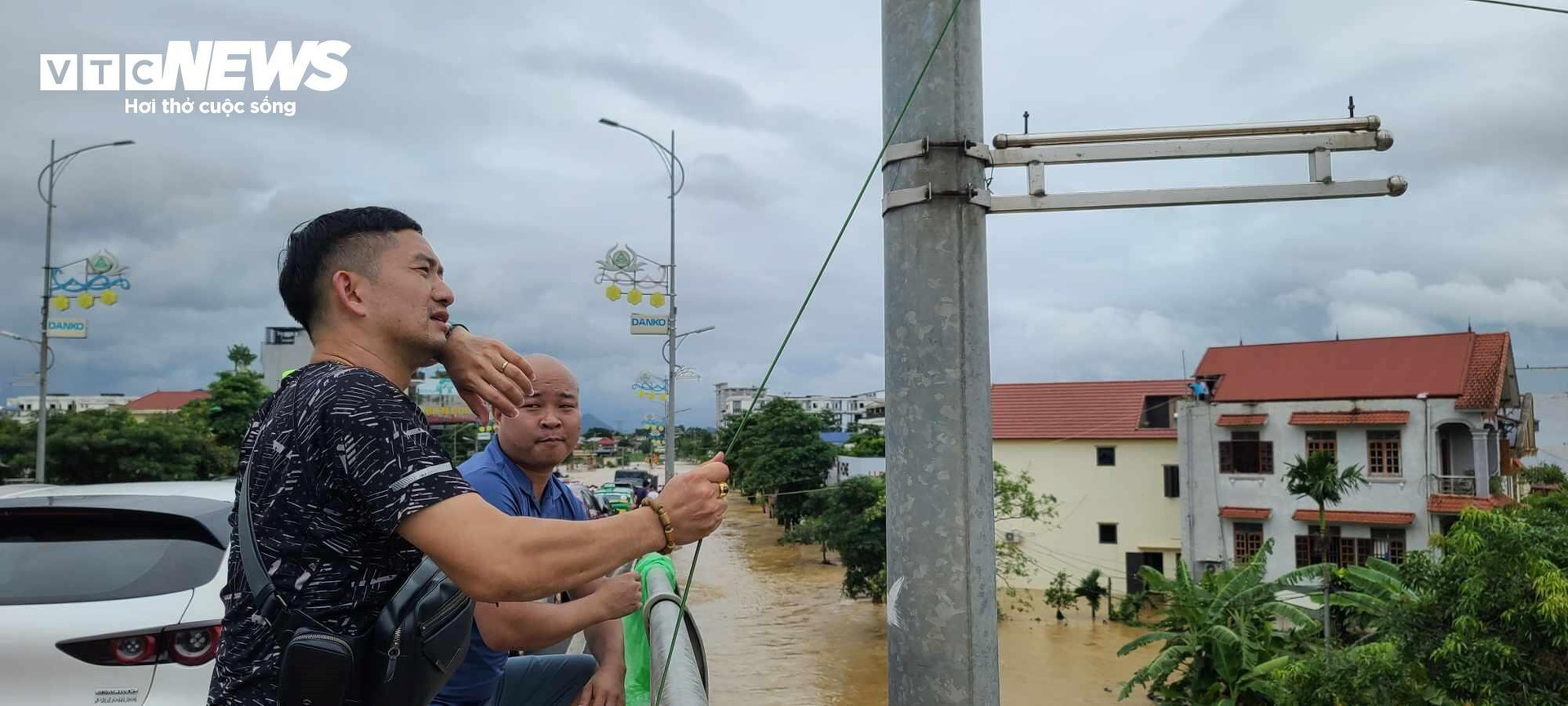 Người dân Thái Nguyên dùng ròng rọc tiếp tế nhu yếu phẩm cho người vũng lũ.