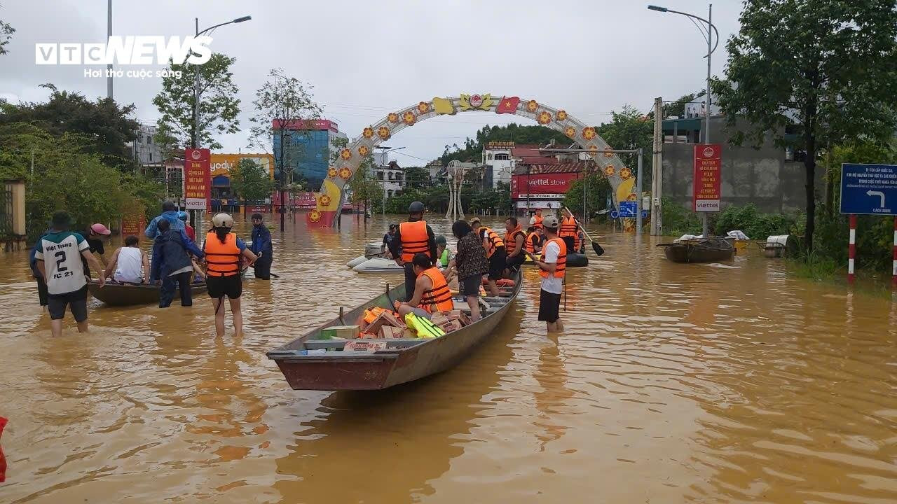 Các đội thiện nguyện, cơ quan chức năng nỗ lực đưa người dân ra khỏi vùng bị nước lũ.