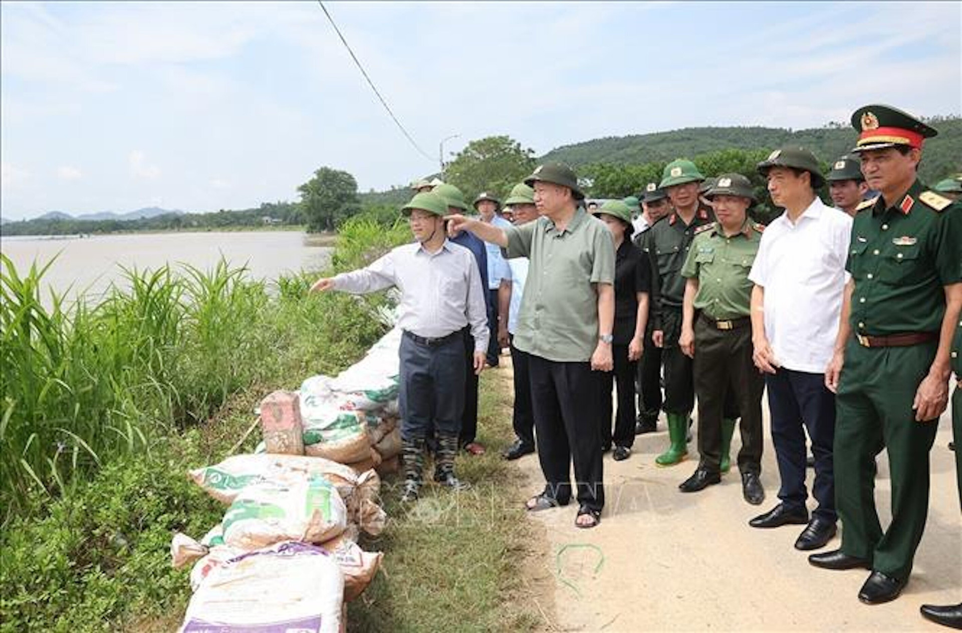 Tổng Bí thư, Chủ tịch nước Tô Lâm kiểm tra công tác củng cố, khắc phục sự cố một số điểm xung yếu ở đê sông Lô, xã Trường Sinh, huyện Sơn Dương, tỉnh Tuyên Quang. (Ảnh: Trí Dũng/TTXVN)