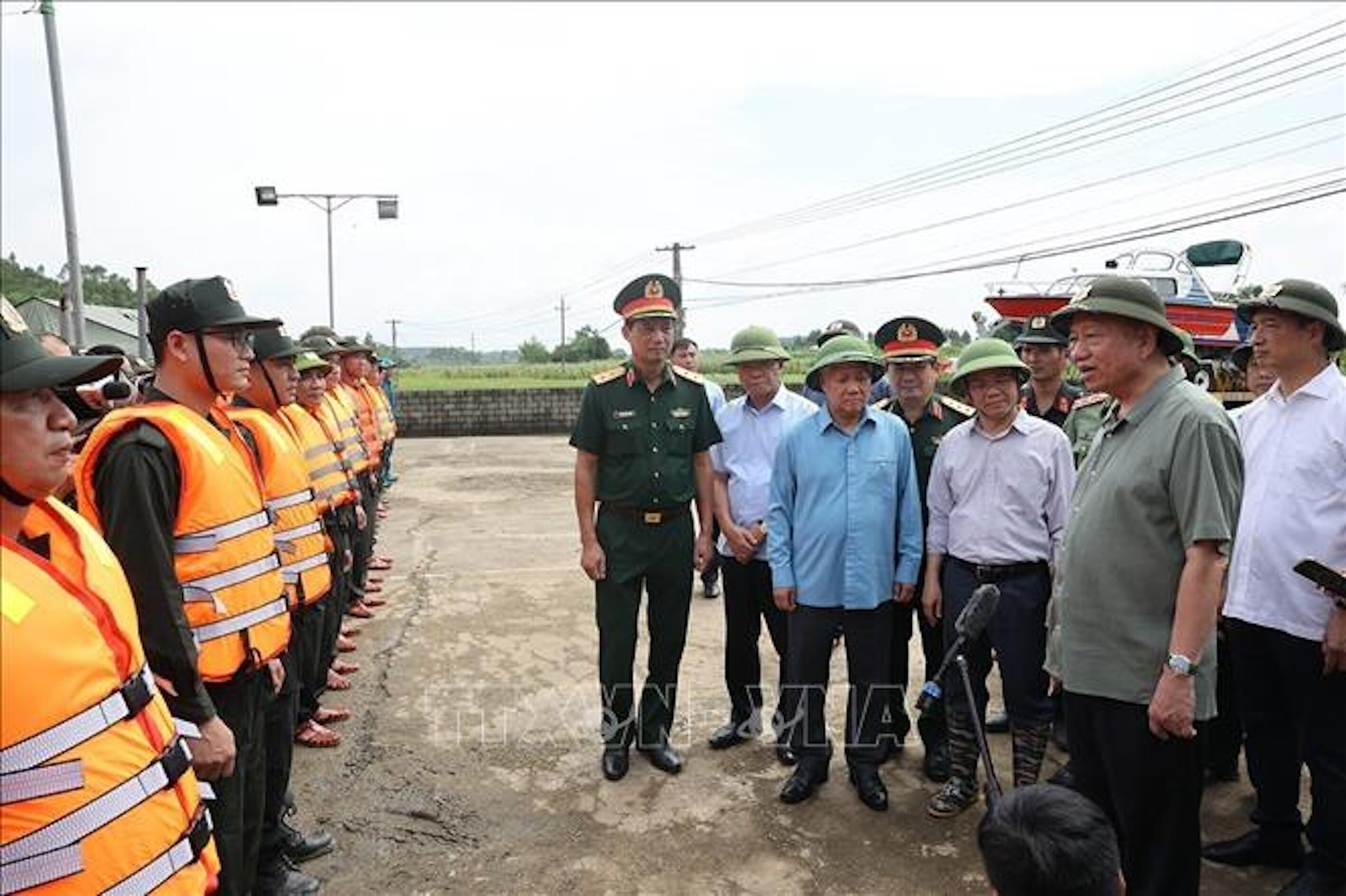 Tổng Bí thư, Chủ tịch nước Tô Lâm động viên lực lượng làm nhiệm vụ củng cố, khắc phục sự cố một số điểm xung yếu ở đê sông Lô, xã Trường Sinh, huyện Sơn Dương, tỉnh Tuyên Quang. (Ảnh: Trí Dũng/TTXVN)