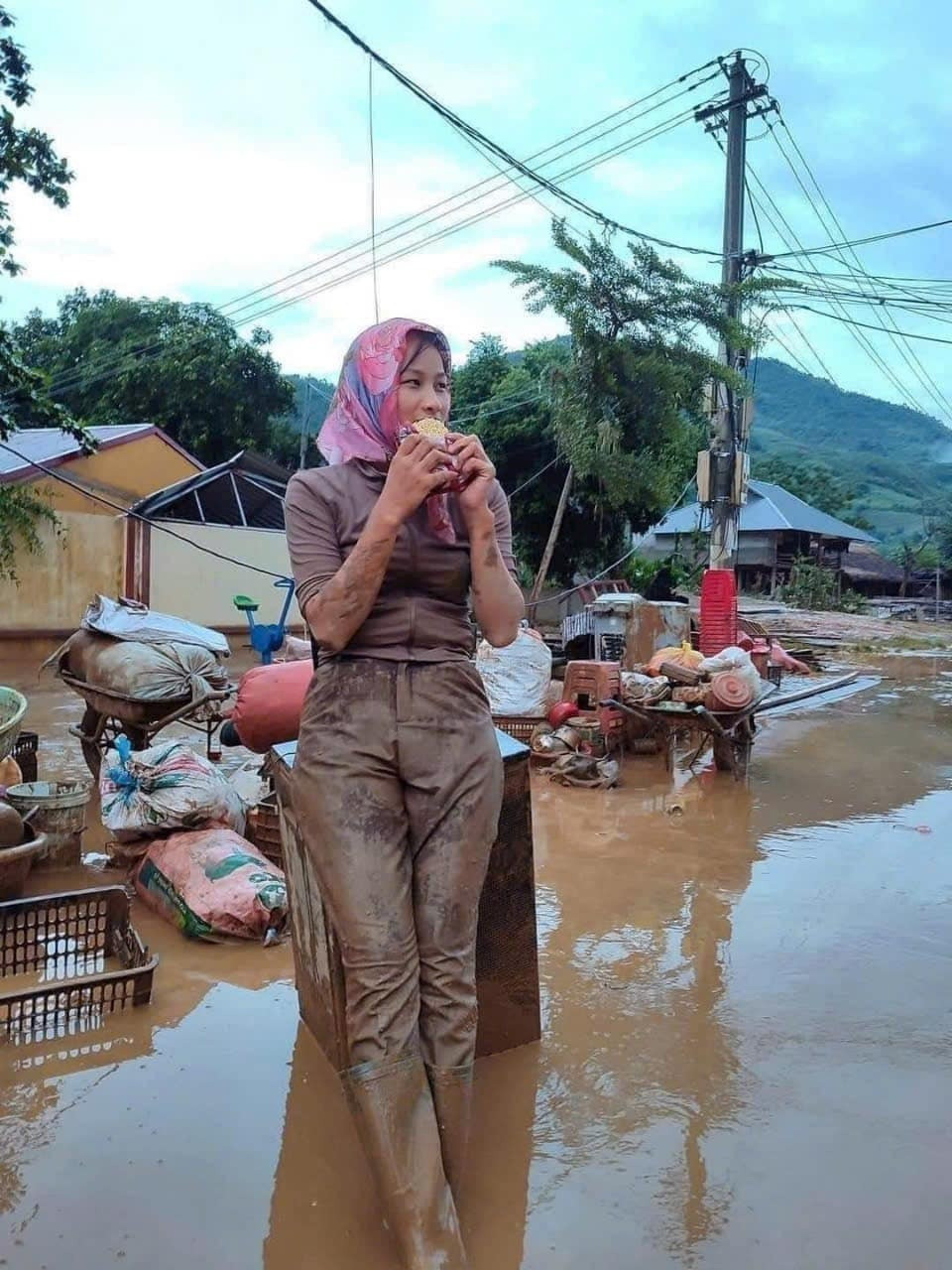 Cô giáo Yên Bái không son phấn vẫn đẹp kiên cường trong lấm lem bùn đất - 2