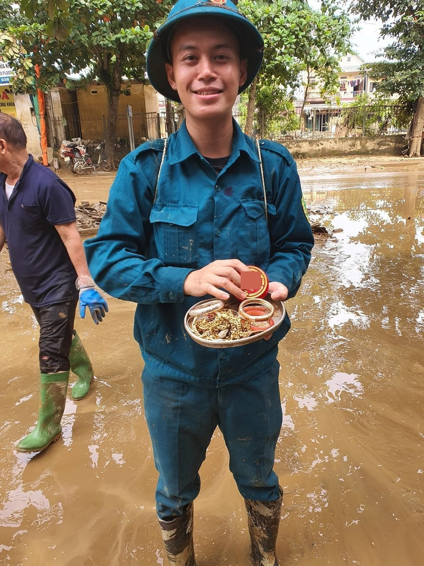 Sự thật nam thanh niên tìm thấy hộp trang sức toàn vàng sau lũ ở Yên Bái - 1