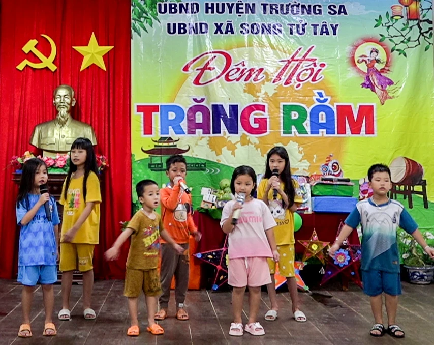 các cháu thiếu nhi đảo Song Tử Tây biểu diễn.png