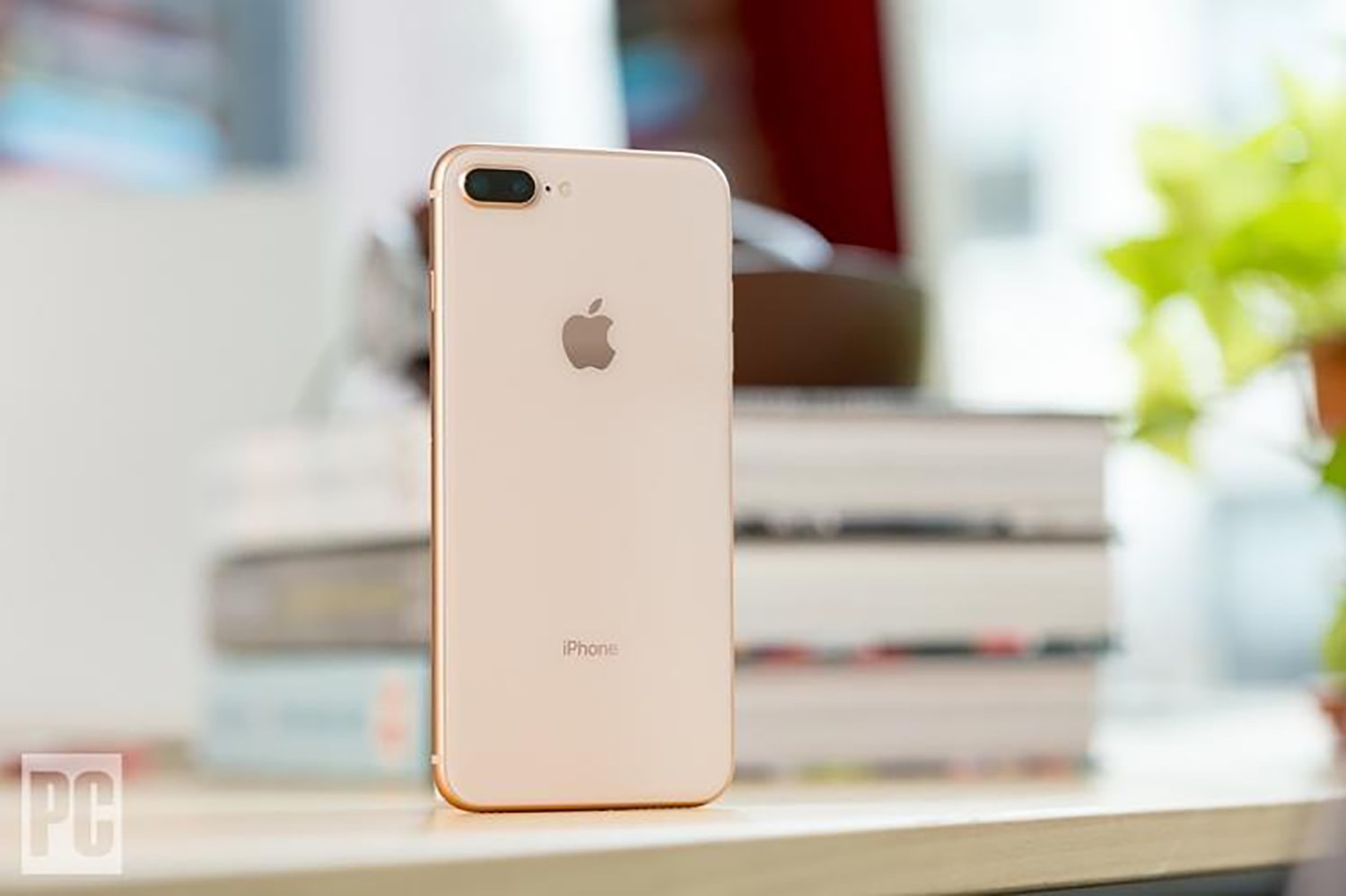 iPhone 8 Plus hấp dẫn với mặt lưng kính và màu Gold hiện đại đanh nhanh chóng gây sốt vào năm 2017. (Ảnh: Pcmag)