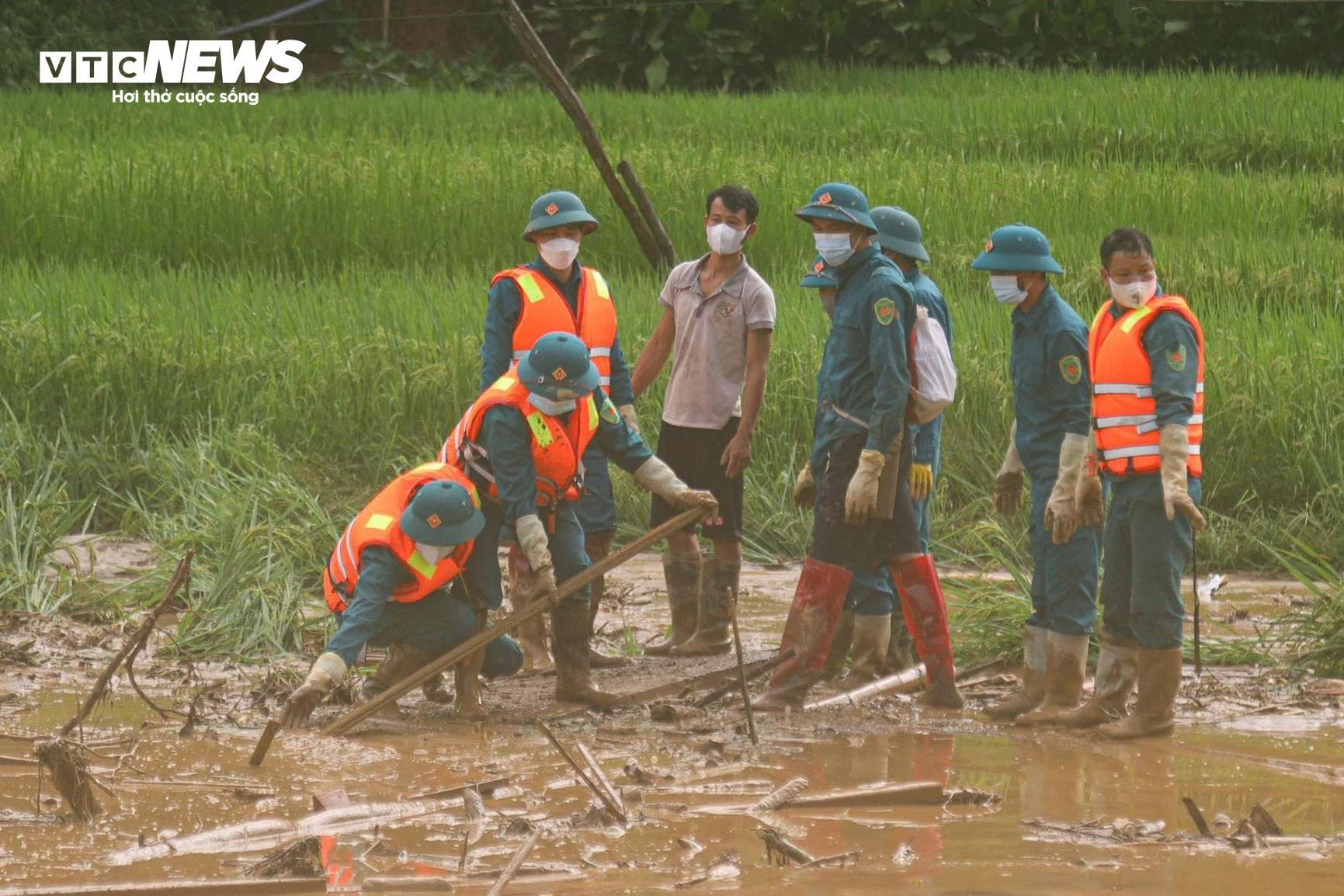 Lực lượng chức năng tìm kiếm nạn nhân mất tích ở Làng Nủ. (Ảnh: Minh Đức)