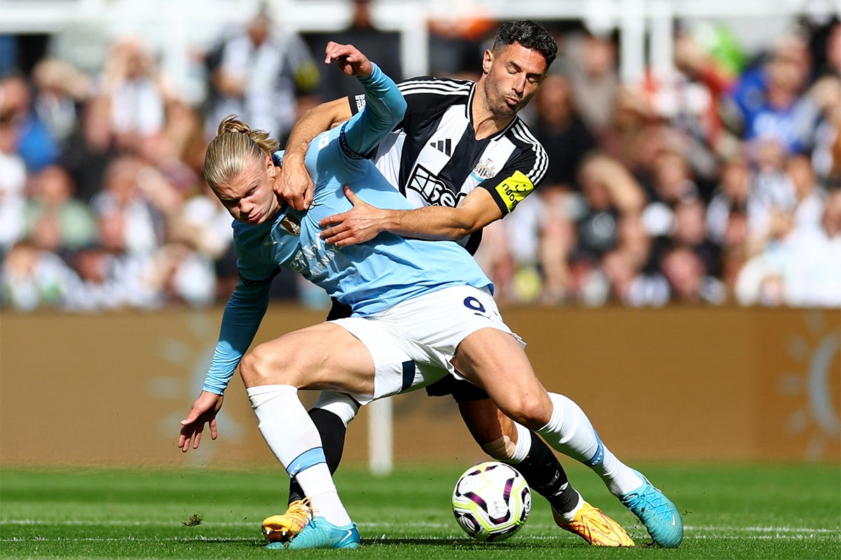 Man City chật vật trước Newcastle United.