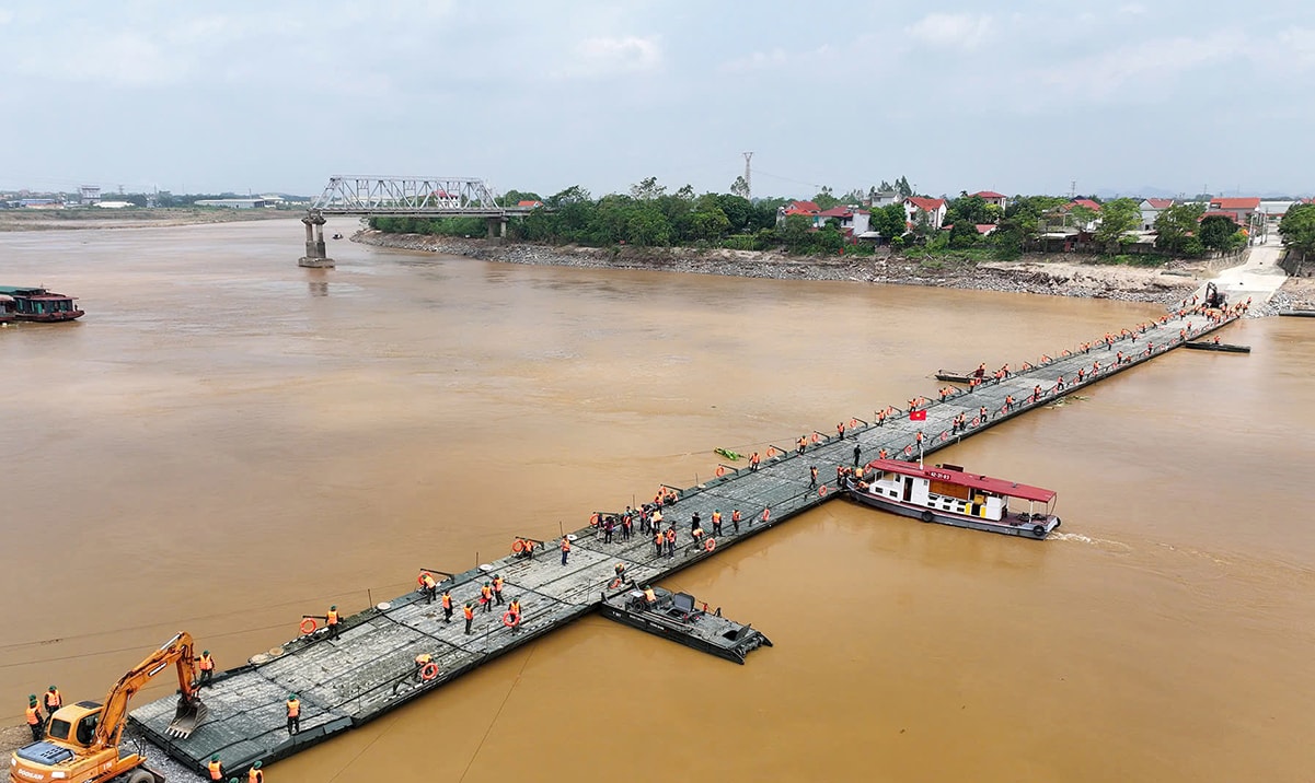 Cầu phao hoàn thành lắp đặt. (Ảnh: Cổng thông tin điện tử Phú Thọ)