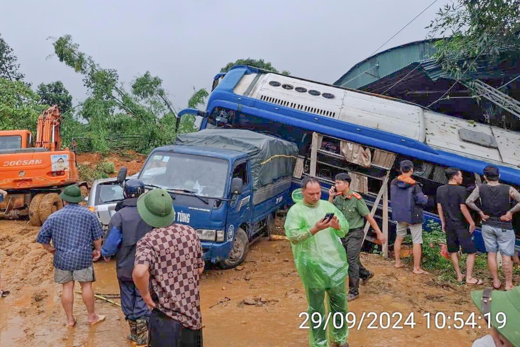 Sạt lở taluy dương km52 tại địa phận dốc Nặm Tạng, xã Việt Vinh đẩy 5 phương tiện xuống vực taluy âm. (Ảnh: Công an Hà Giang)