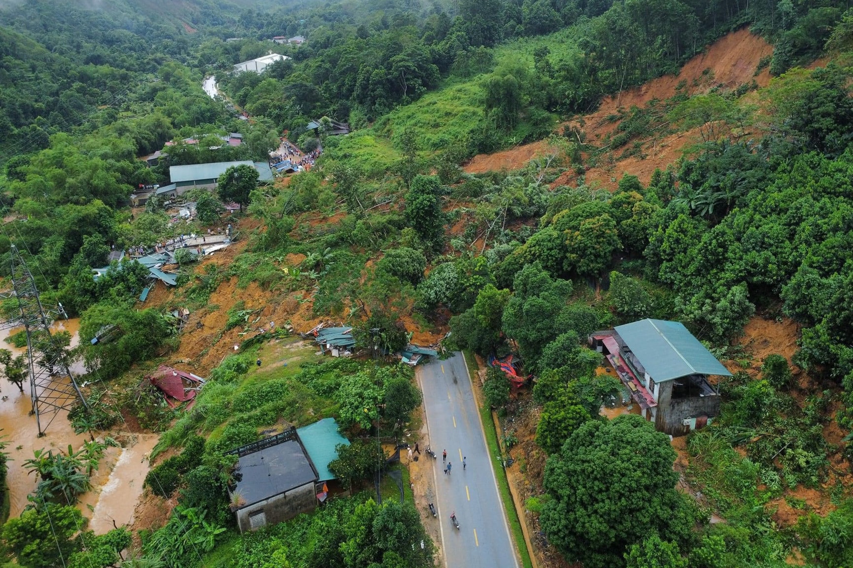 Lúc 9h, tại Km52 Quốc lộ 2 (đường Hà Giang - Tuyên Quang), thuộc địa phận xã Việt Vinh xảy ra vụ sạt lở vùi lấp nhiều phương tiện, trong đó có 1 ô tô khách, 1 ô tô bán tải và 3 xe máy. (Ảnh: Công an Hà Giang)