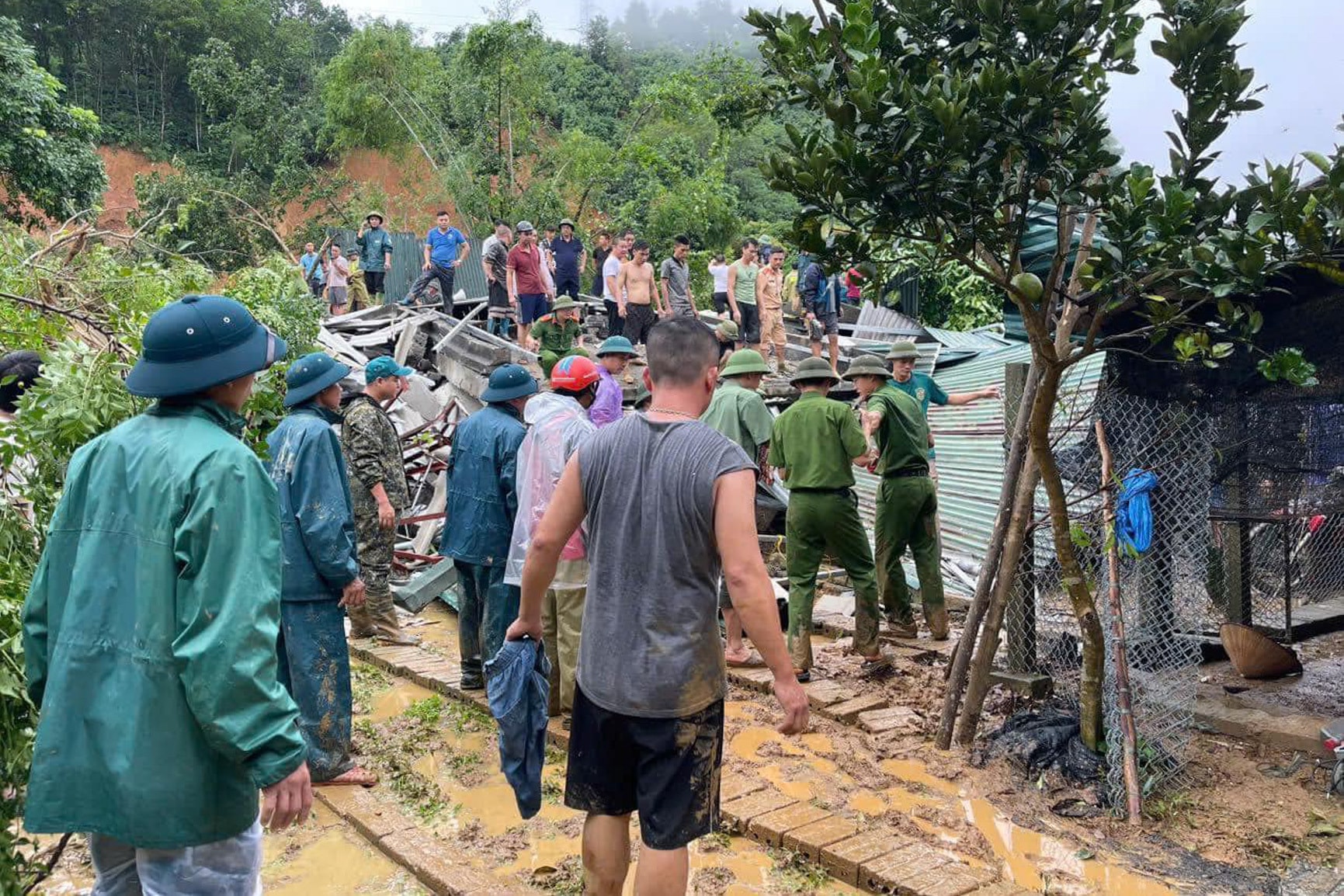 Công an, quân đội khẩn trương tiếp cận, tìm kiếm cứu hộ cứu nạn. (Ảnh: Công an Hà Giang)