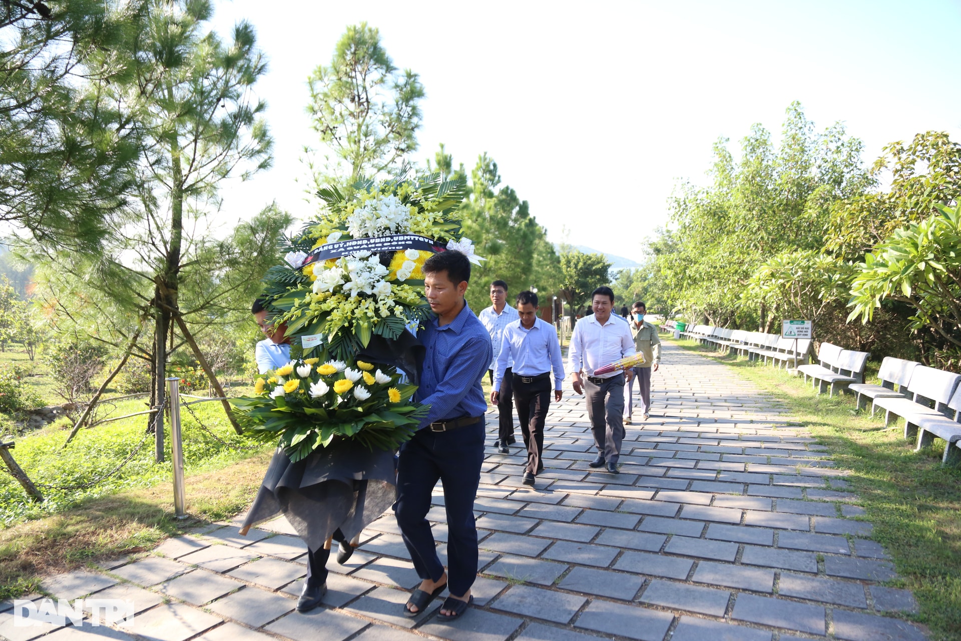 Phu nhân Đại tướng Võ Nguyên Giáp về an nghỉ ở Vũng Chùa - Đảo Yến - 1