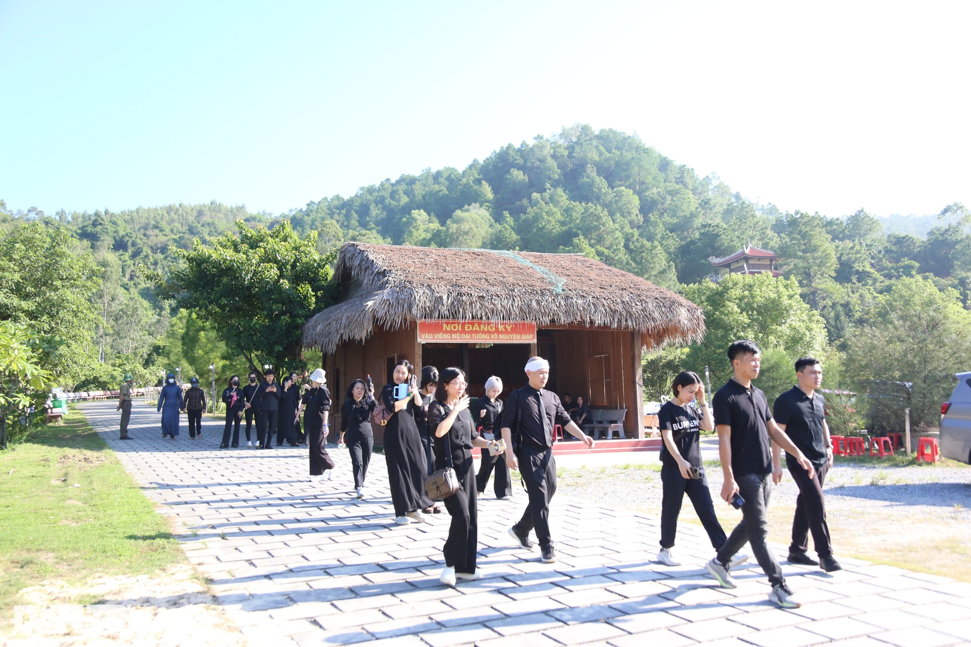 Phu nhân Đại tướng Võ Nguyên Giáp về an nghỉ ở Vũng Chùa - Đảo Yến - 3