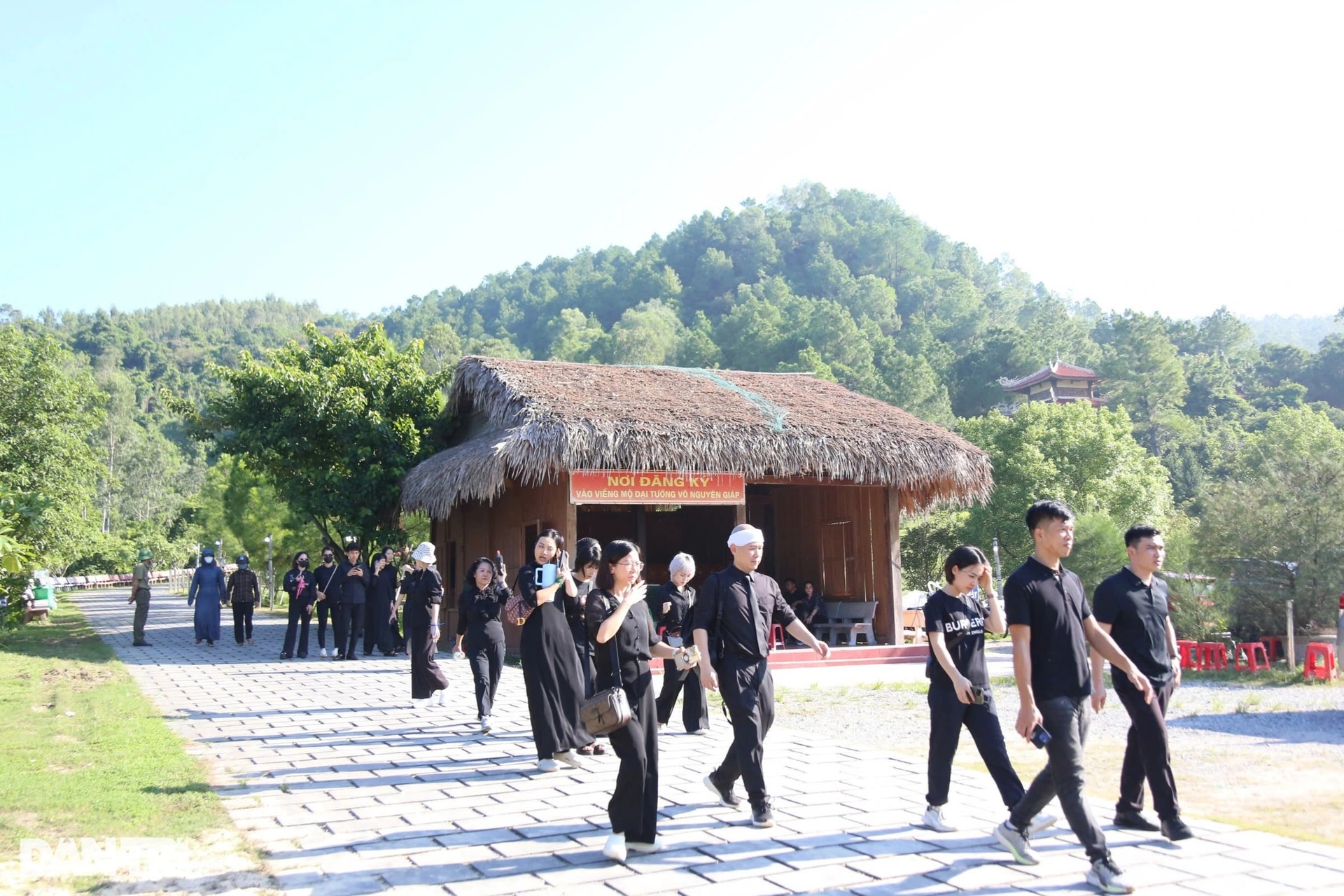 Đông đảo người dân đến tiễn biệt Phu nhân Đại tướng Võ Nguyên Giáp - 1