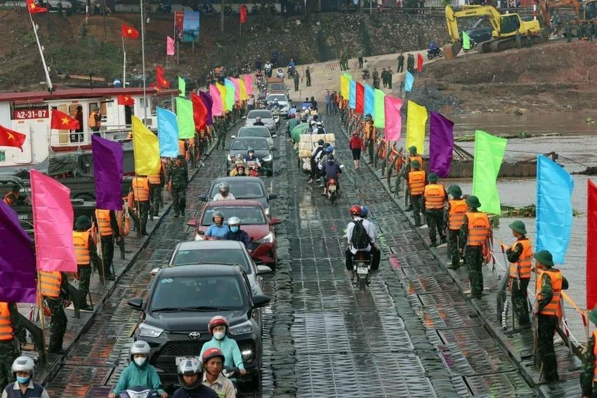 Cầu phao Phong Châu: 20 ngày cho 90 phút