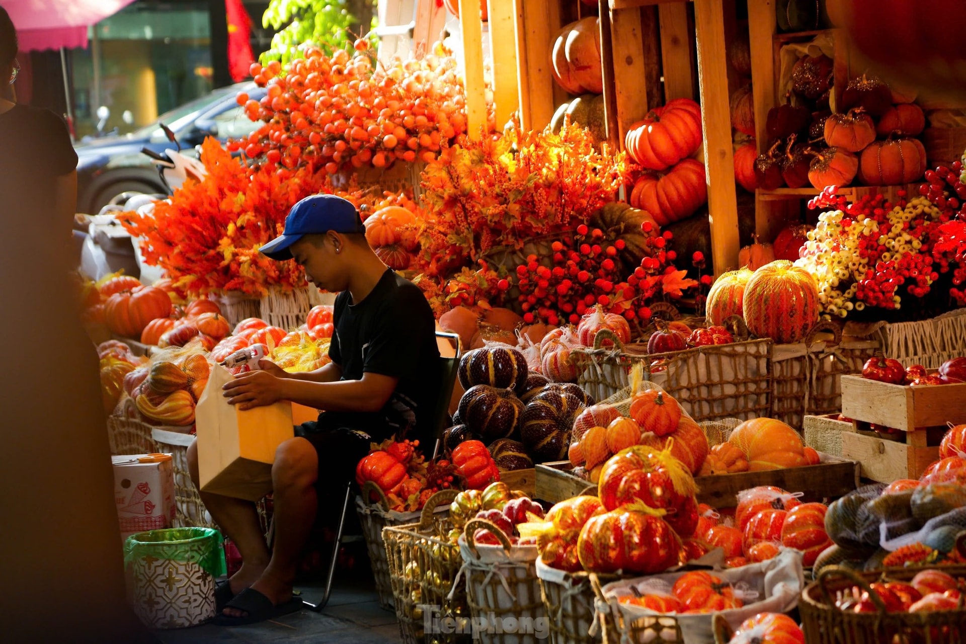 Phố Hàng Mã thay áo mới, ngập tràn màu sắc 'ma mị' đón Halloween ảnh 3