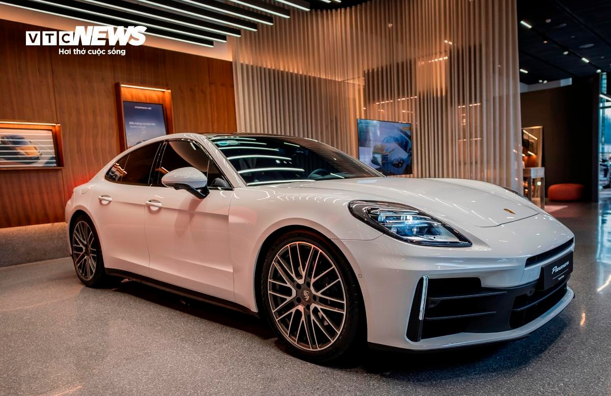 Porsche Panamera thế hệ thứ 3 đã có mặt tại Việt Nam với giá bán từ 6,42 tỷ đồng.