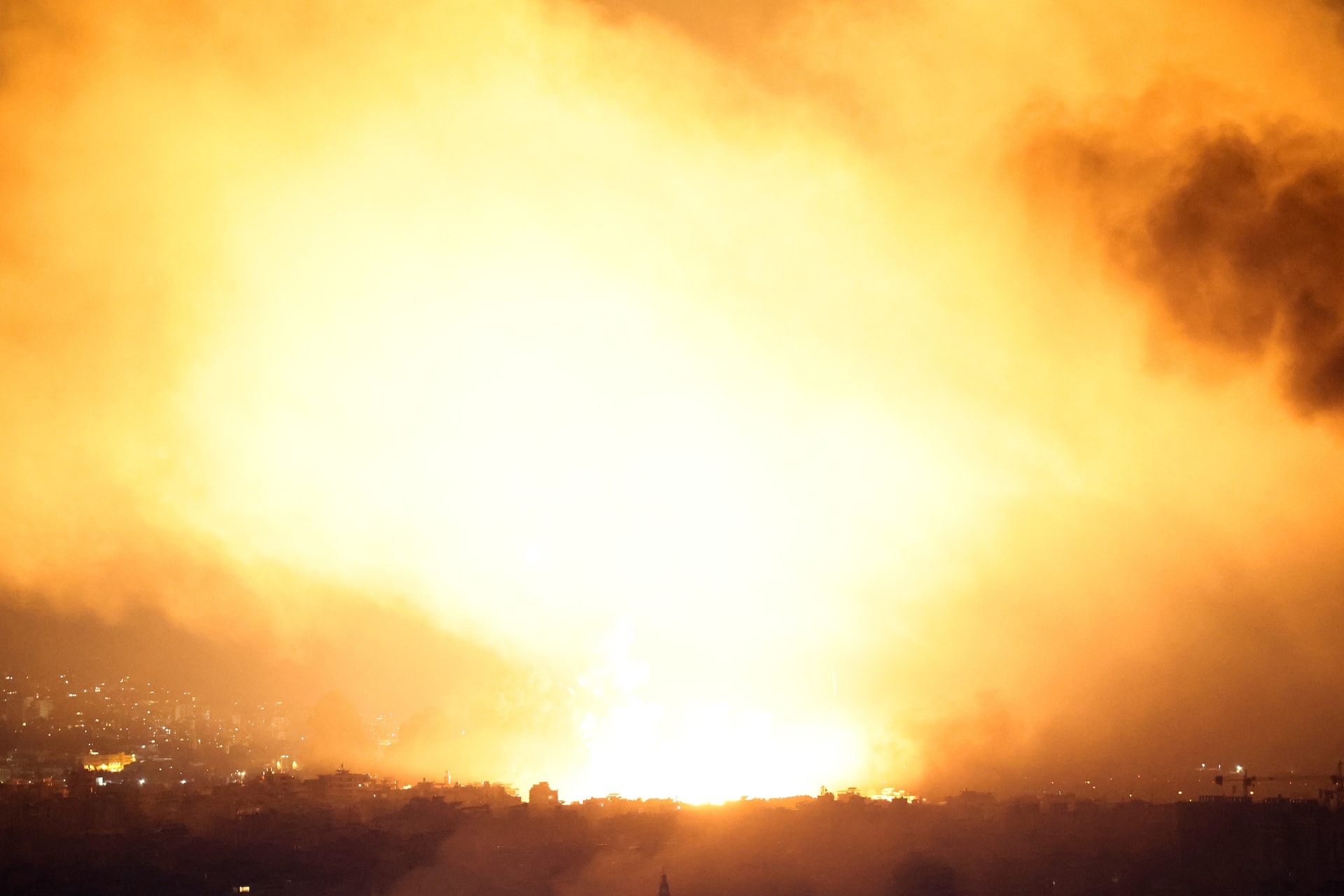 Nổ liên tiếp ở thủ đô Li Băng, Israel giao tranh dữ dội với Hezbollah - 1