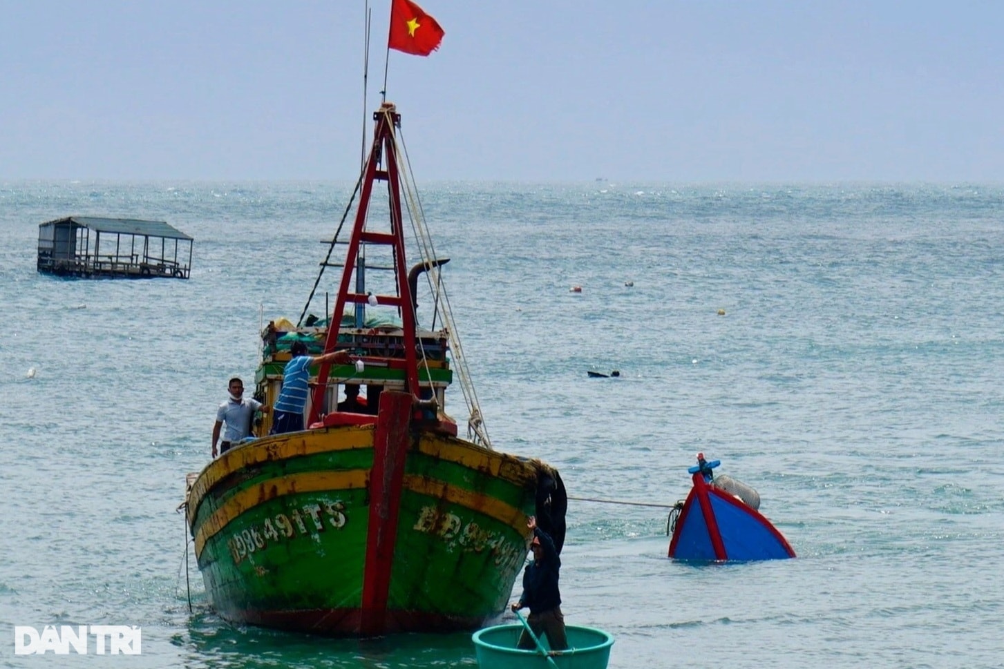 Tàu cá bị tàu lạ đâm chìm, 4 ngư dân lênh đênh trên biển - 1