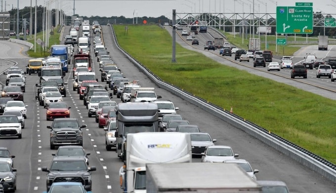 Người Việt ở Florida ngồi trên ô tô 12 tiếng đi tránh siêu bão Milton - 1 Người Việt ở Florida ngồi trên ô tô 12 tiếng đi tránh siêu bão Milton - 1