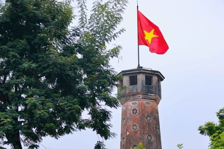 Cờ đỏ sao vàng tung bay trên Cột cờ Hà Nội. (Ảnh minh họa: Thanh Tùng/TTXVN)