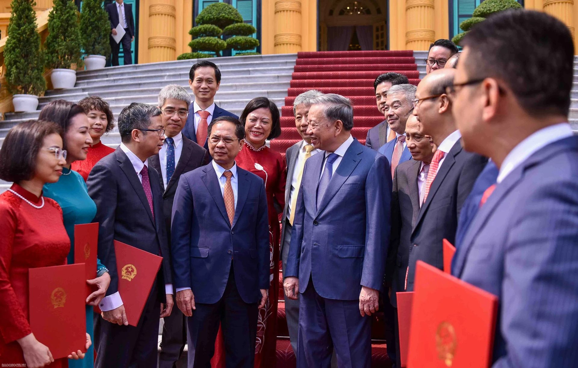 Tổng Bí thư, Chủ tịch nước Tô Lâm trao quyết định bổ nhiệm Đại nhiệm Việt Nam ở các nước nhiệm kỳ 2024   2027