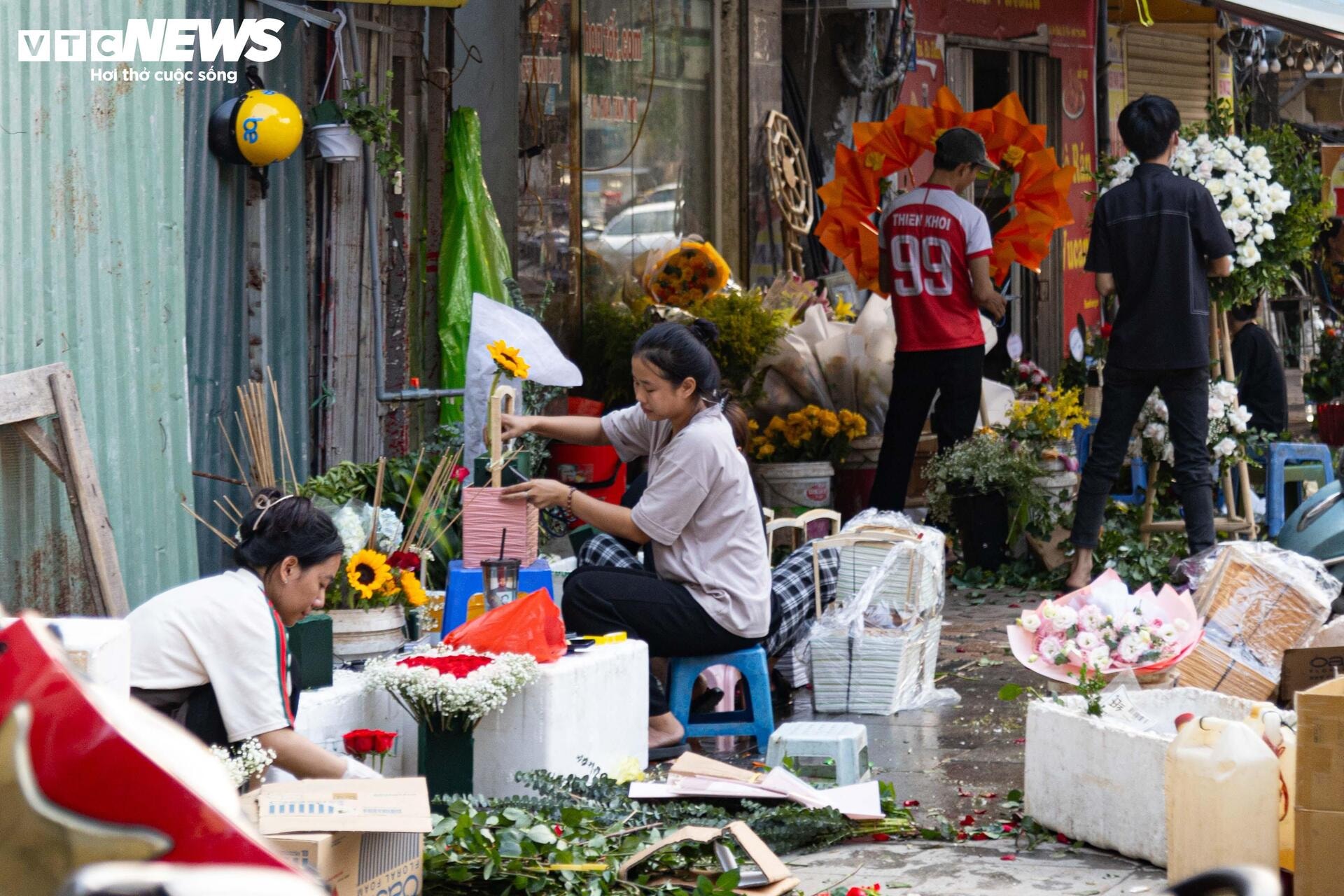 Giá hoa 20/10 tăng mạnh, người bán không kịp ngơi tay - 7