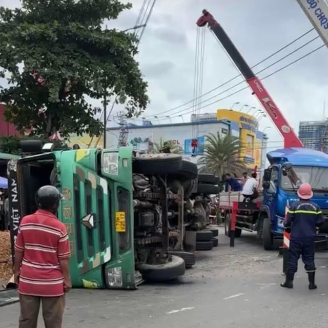 Vụ xe lật đè chết 3 người: Kiểm tra ma tuý, nồng độ cồn với tài xế- Ảnh 1.