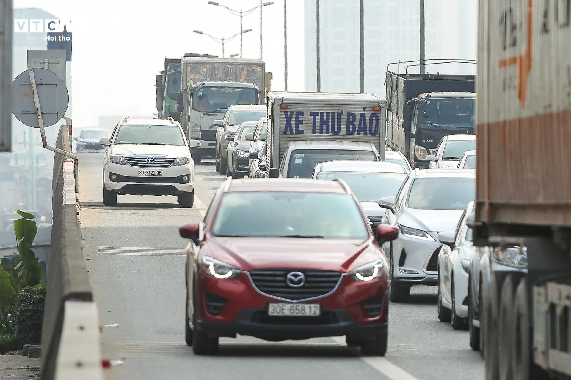 Không ít lần, con đã nhắc nhở tôi phải đi đúng làn vì mình là người văn minh. (Ảnh minh họa: Ngô Nhung)