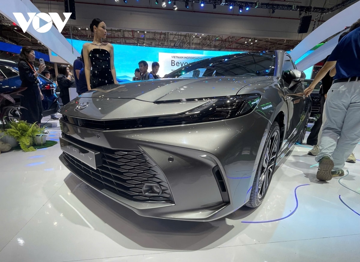 kham pha toyota camry 2025 vua duoc gioi thieu tai trien lam O to viet nam 2024 hinh anh 1