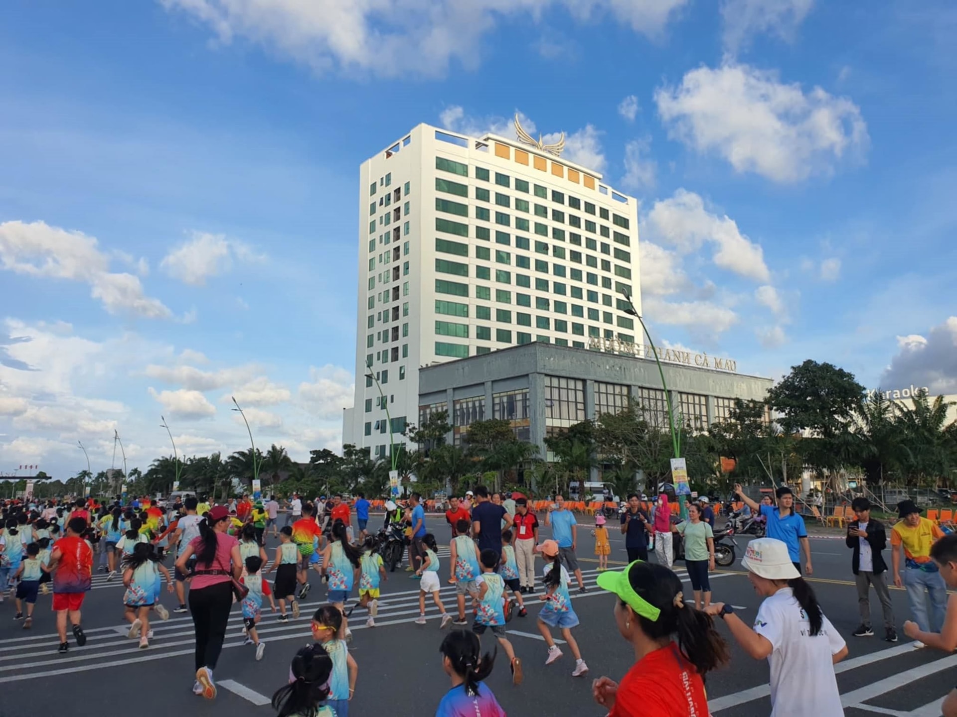 2-hao-hung-marathon-ca-mau-2024-voi-su-tranh-tai-cua-hon-1-000-van-dong-nhi.jpg