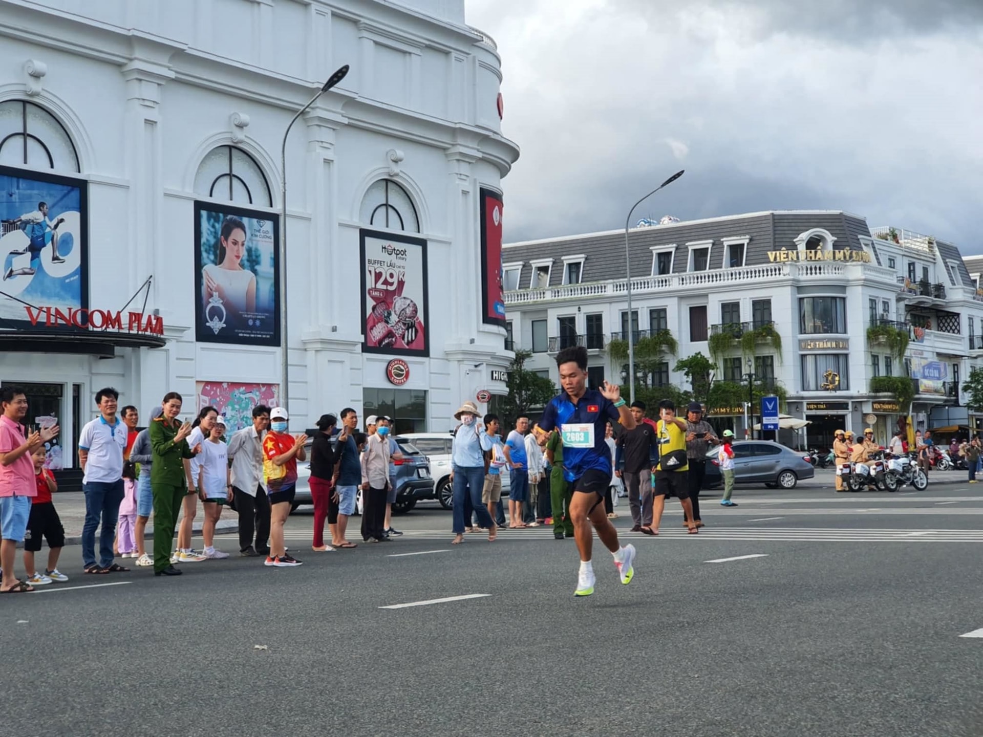 3-hao-hung-marathon-ca-mau-2024-voi-su-tranh-tai-cua-hon-1-000-van-dong-nhi.jpg