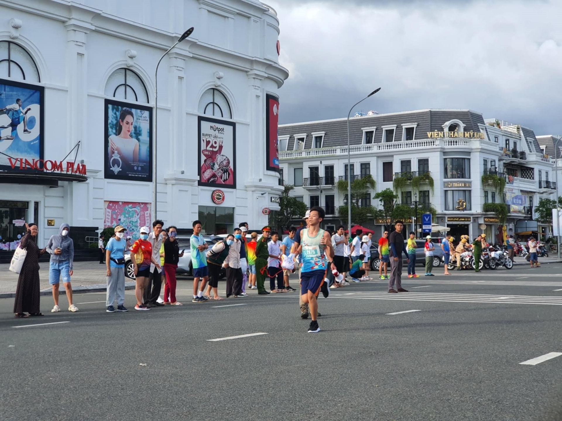 4-hao-hung-marathon-ca-mau-2024-voi-su-tranh-tai-cua-hon-1-000-van-dong-nhi.jpg