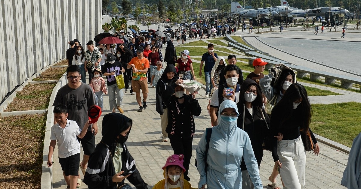 Hàng vạn người đổ về tham quan Bảo tàng Lịch sử Quân sự Việt Nam