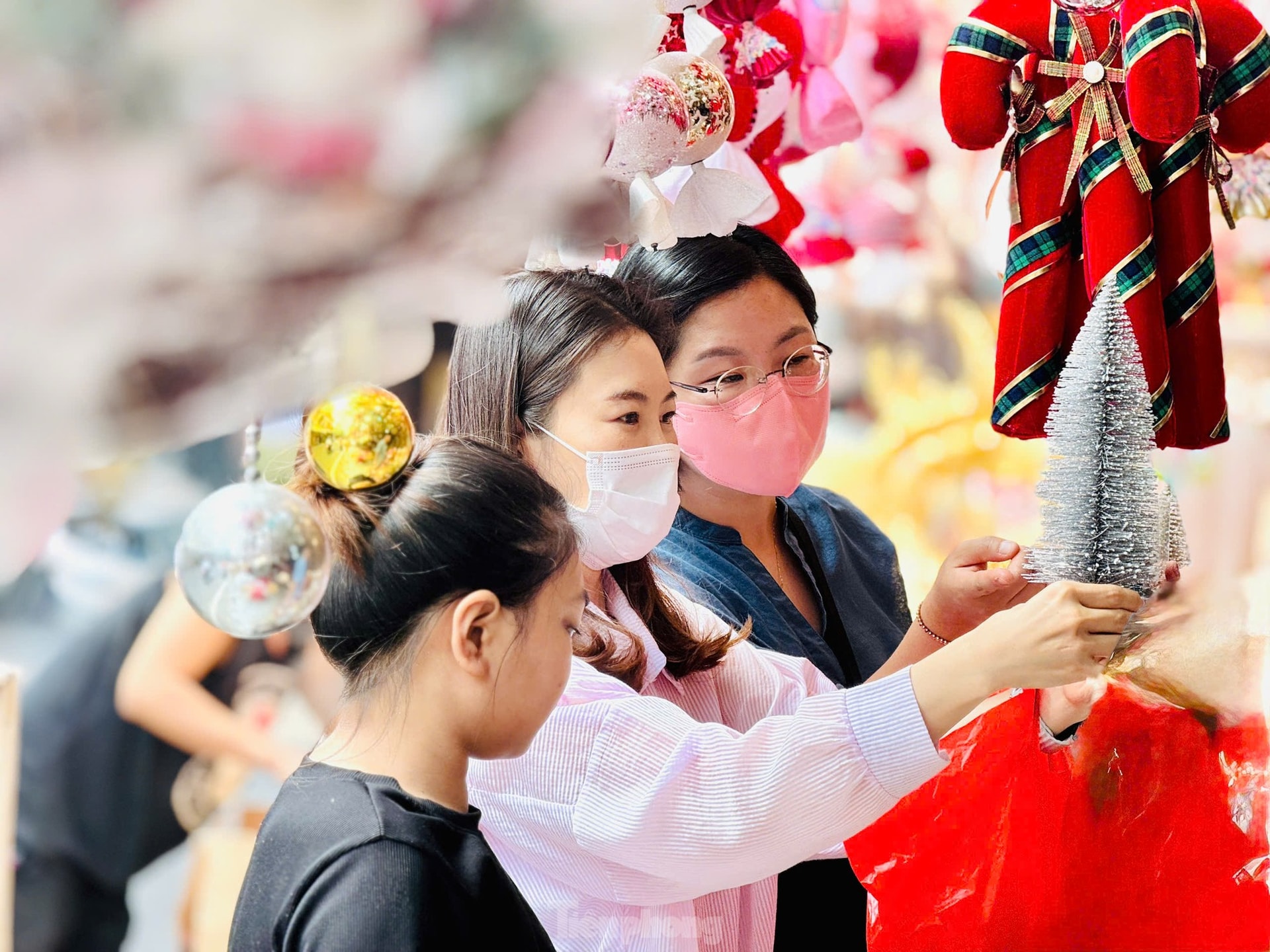 Trời nắng đẹp, 'nàng thơ' check-in Giáng sinh sớm lung linh sắc màu ảnh 18