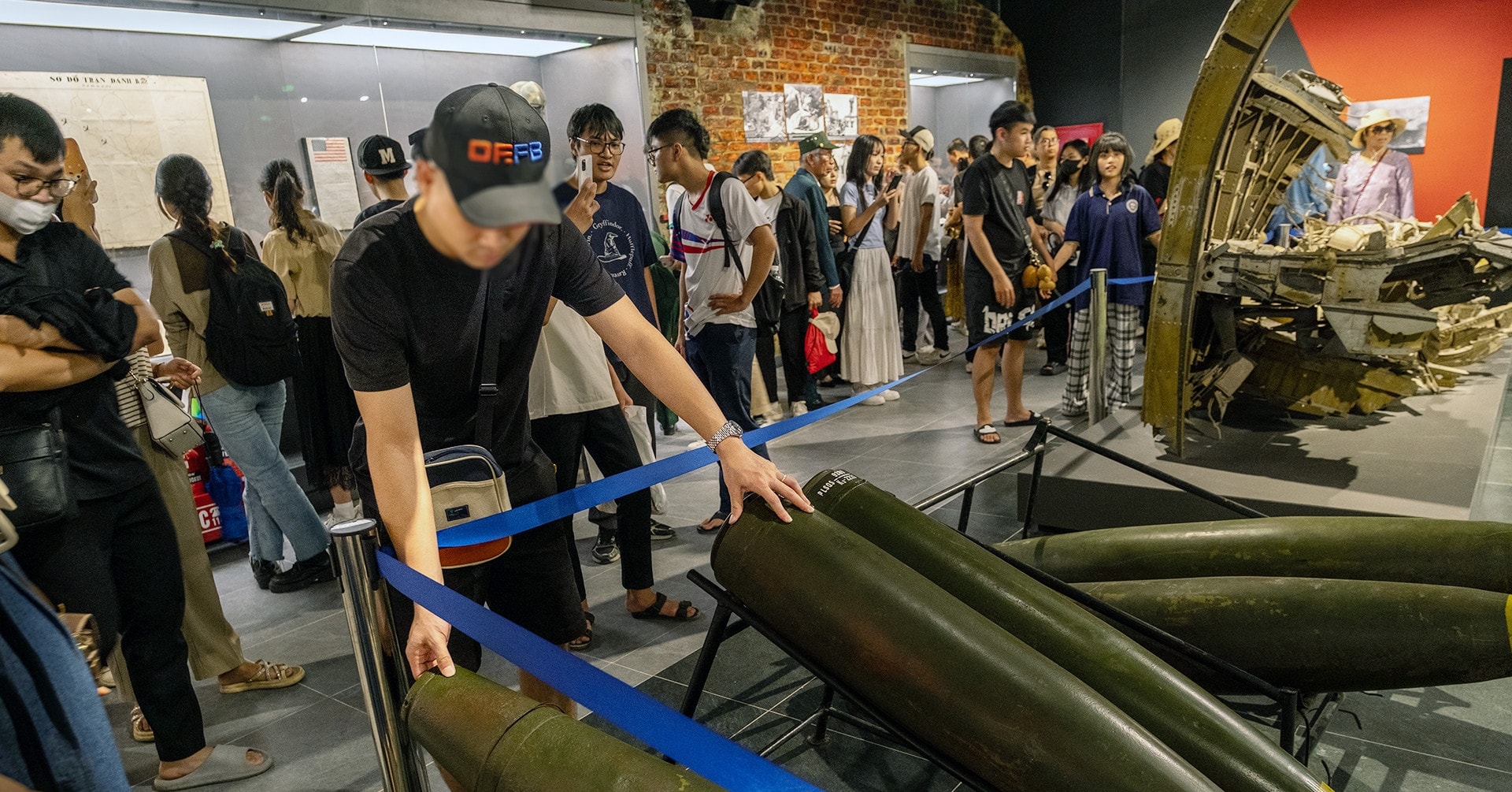 Những hành vi chưa đẹp của du khách ở Bảo tàng Lịch sử Quân sự