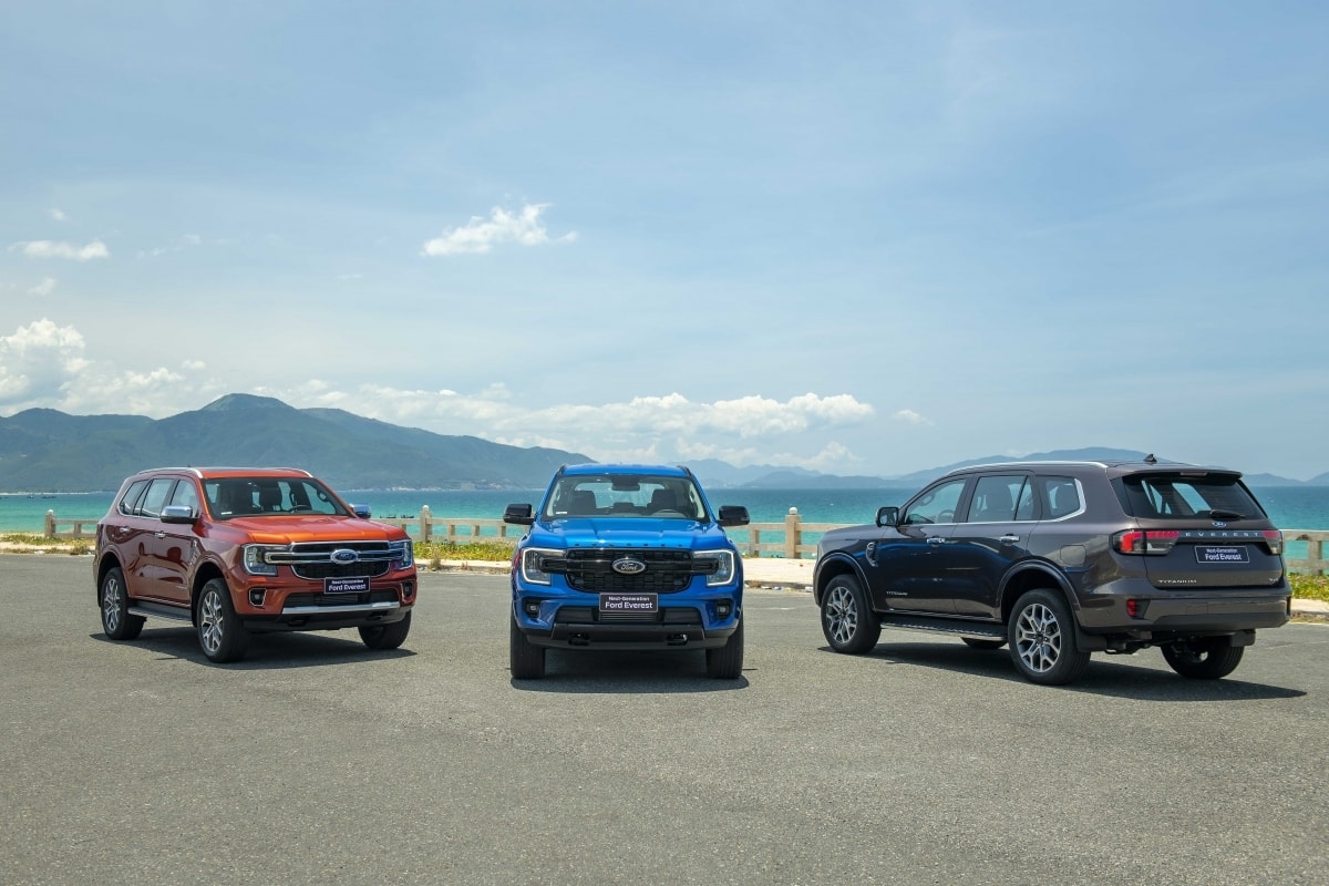 ford everest dan dau phan khuc suv hang d, bo xa cac doi thu santa fe, fortuner hinh anh 2